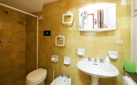 Villa Del Forte: Badezimmer, Zimmer, Eigentum, Armatur, Wand, Interior Design, Toilette, Bad Sink, Die Architektur, Gebäude