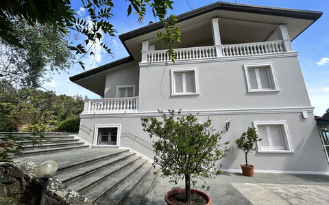 Villa Alfresco: Wohngebiet, Zuhause, Haus, Dach, Hütte, Estate, Abstellgleis, Veranda, Balkon, Schatten