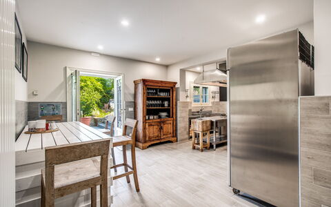 Villa Alfresco: Möbel, Flooring, Interior Design, Fussboden, Holz, Holzboden, Decke, Küche, Major Appliance, Countertop
