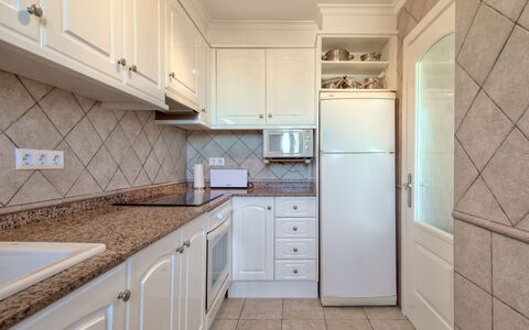 Alqueria Sol: Eigentum, Zimmer, Countertop, Fliese, Cabinetry, Möbel, Küche, Gebäude, Interior Design, Grundeigentum