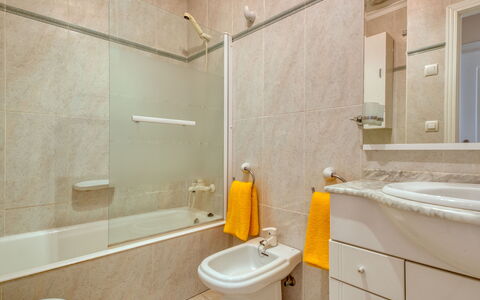 Alqueria Sol: Badezimmer, Eigentum, Zimmer, Gelb, Fliese, Interior Design, Wand, Grundeigentum, Die Architektur, Fussboden