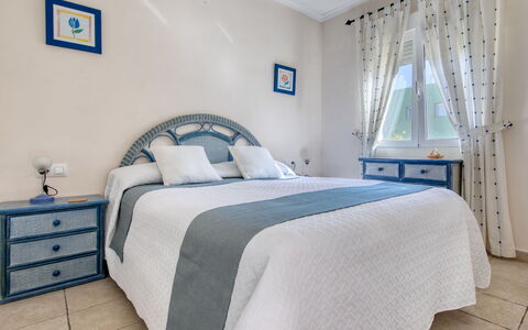 Alqueria Sol: Schlafzimmer, Bett, Möbel, Zimmer, Bettdecke, Eigentum, Interior Design, Bettrahmen, Wand, Bedding