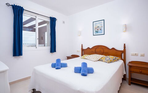 Moraira 905: Schlafzimmer, Zimmer, Bett, Möbel, Eigentum, Bettdecke, Bettrahmen, Interior Design, Gebäude, Matratze