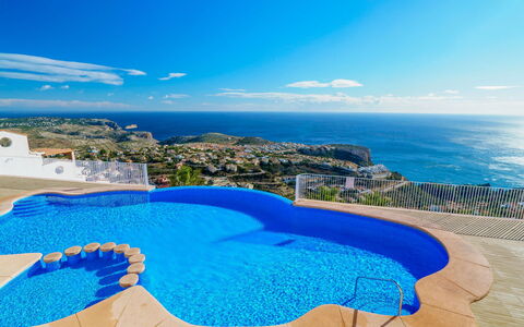 Moraira 905: Schwimmbad, Eigentum, Blau, Azurblau, Himmel, Urlaub, Grundeigentum, Tourismus, Ferienort, Haus