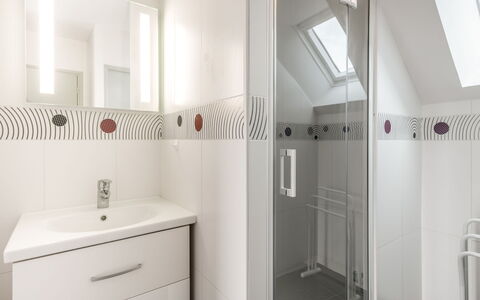 Maison du Port de Pêche: Eigentum, Cabinetry, Badezimmerschrank, Sinken, Badezimmer, Gebäude, Rechteck, Armatur, Interior Design