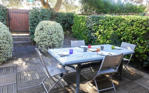 Lotissement les Rives de Capbreton: Tabelle, Eigentum, Möbel, Tisch Im Freien, Hinterhof, Terrasse, Garten, Garten, Gras, Haus