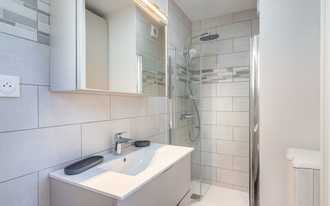 Les Bougainvillées: Badezimmer, Armatur, Flooring, Wand, Interior Design, Fussboden, Bad Sink, Sinken, Spiegel, Zapfhahn