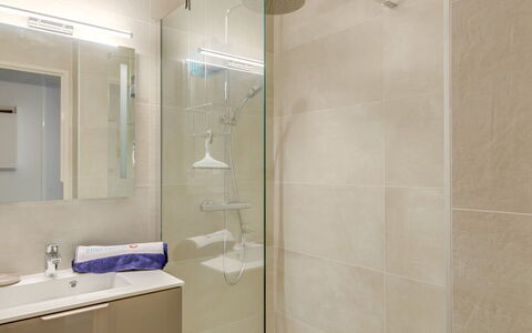 Le Mexico: Badezimmer, Fliese, Zimmer, Eigentum, Wand, Dusche, Interior Design, Fussboden, Glas, Decke
