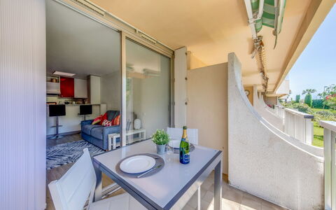 Le Mexico: Eigentum, Zimmer, Gebäude, Interior Design, Haus, Grundeigentum, Die Architektur, Möbel, Balkon, Decke