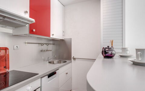Le Mexico: Countertop, Weiss, Zimmer, Eigentum, Küche, Möbel, Interior Design, Cabinetry, Fussboden, Die Architektur