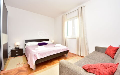 Ivica & Marica: Möbel, Eigentum, Cabinetry, Komfort, Gebäude, Holz, Textil, Beleuchtung, Kissen