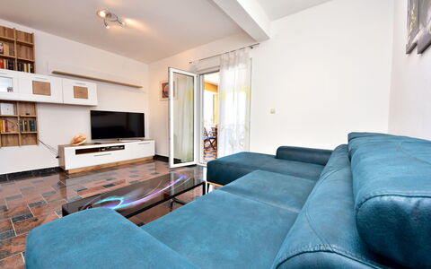 Fliri: Eigentum, Möbel, Bilderrahmen, Gebäude, Couch, Komfort, Tabelle, Interior Design, Holz, Fernsehen