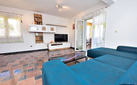 Fliri: Möbel, Eigentum, Couch, Fenster, Gebäude, Bilderrahmen, Azurblau, Holz, Interior Design, Rollo