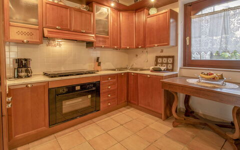 Messi: Braun, Cabinetry, Countertop, Möbel, Sinken, Fenster, Zapfhahn, Armatur, Küche, Gebäude