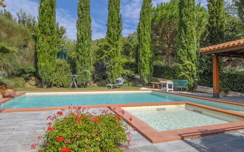 Messi: Schwimmbad, Eigentum, Grundeigentum, Hinterhof, Freizeit, Haus, Landscaping, Garten, Estate, Urlaub