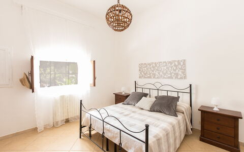 Villa Mediterranea: Schlafzimmer, Möbel, Bett, Zimmer, Eigentum, Bettdecke, Bettrahmen, Interior Design, Bedding, Wand