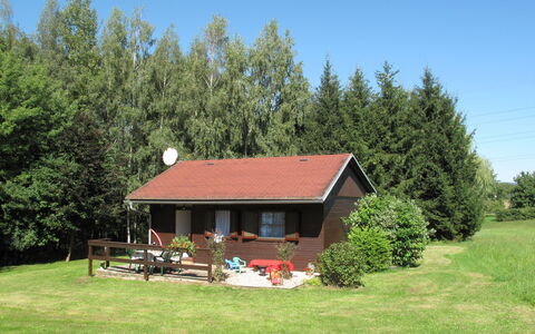 Spinka: Pflanze, Himmel, Gebäude, Natürliche Landschaft, Baum, Fenster, Gras, Haus, Grundstueck, Lärche