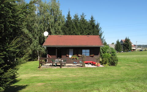 Spinka: Eigentum, Haus, Zuhause, Hütte, Natürliche Landschaft, Grundstueck, Gras, Garten, Gebäude, Baum
