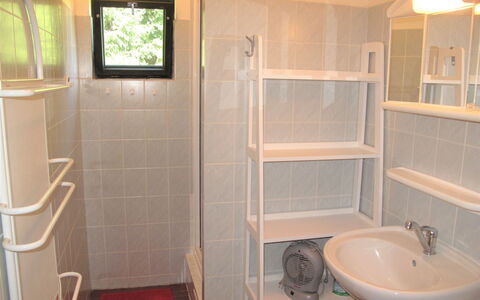 Spinka: Badezimmer, Eigentum, Zimmer, Regal, Fliese, Haus, Fussboden, Gebäude, Armatur, Die Architektur