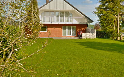 Belvedere: Pflanze, Wolke, Himmel, Gebäude, Fenster, Baum, Natürliche Landschaft, Grundstueck, Gras, Haus