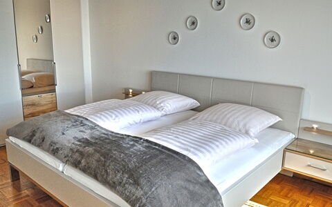 Belvedere: Schlafzimmer, Bett, Möbel, Zimmer, Eigentum, Bettdecke, Fussboden, Bettrahmen, Bedding, Matratze