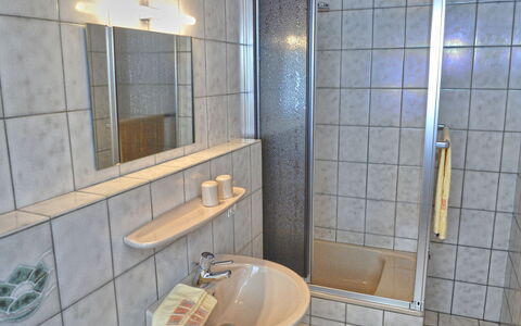 Belvedere: Fliese, Badezimmer, Eigentum, Zimmer, Armatur, Wand, Die Architektur, Bad Zubehör, Interior Design, Keramik