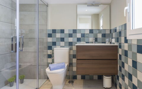 Sangha: Armatur, Eigentum, Badezimmer, Gebäude, Haus, Toilette, Interior Design, Zapfhahn, Holz