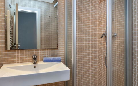 Punta Aromir: Badezimmer, Fliese, Eigentum, Zimmer, Wand, Zapfhahn, Grundeigentum, Interior Design, Die Architektur, Fussboden