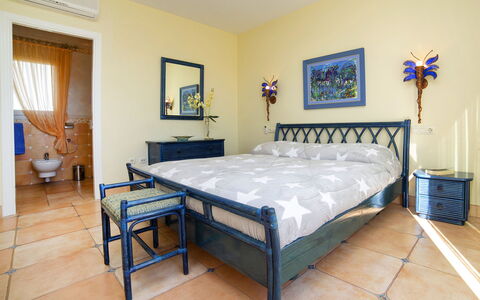 Del Pozo: Schlafzimmer, Möbel, Zimmer, Eigentum, Bett, Bettdecke, Bettrahmen, Fussboden, Matratze, Interior Design