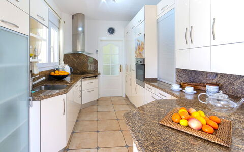 Del Pozo: Countertop, Zimmer, Eigentum, Gelb, Küche, Interior Design, Fliese, Möbel, Fussboden, Gebäude