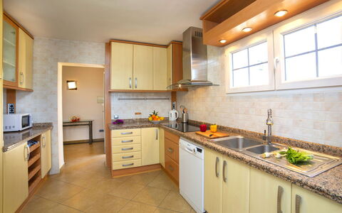 Nadine: Eigentum, Zimmer, Countertop, Küche, Cabinetry, Gebäude, Möbel, Gelb, Haus, Interior Design