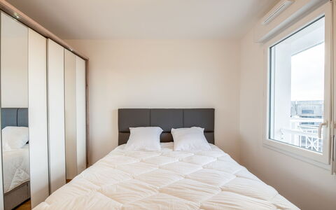 Les Cavaliers: Gebäude, Möbel, Komfort, Azurblau, Fenster, Holz, Schatten, Textil, Interior Design