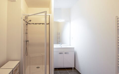 Les Cavaliers: Gebäude, Armatur, Duschkopf, Dusche, Haus, Badezimmer, Interior Design, Fussboden, Duschtür