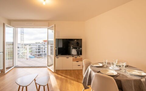 Les Cavaliers: Tabelle, Eigentum, Möbel, Stuhl, Holz, Fussboden, Fenster, Geschirr, Flooring, Hartholz