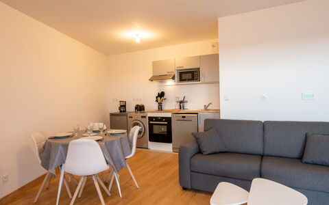 Les Cavaliers: Möbel, Tabelle, Eigentum, Couch, Komfort, Holz, Beleuchtung, Interior Design, Flooring, Bilderrahmen