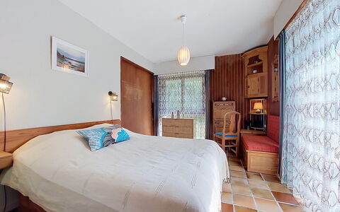 Ker Norge: Möbel, Interior Design, Flooring, Wand, Fussboden, Bett, Holz, Schlafzimmer, Decke, Zimmer