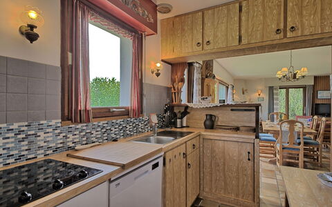 Ker Norge: Cabinetry, Countertop, Eigentum, Möbel, Zapfhahn, Küche, Spüle, Holz, Beleuchtung, Sinken
