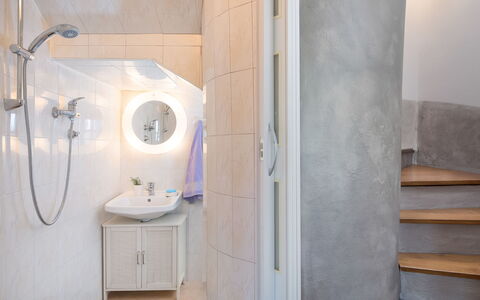Villa Domenica: Badezimmer, Eigentum, Zimmer, Fliese, Wand, Die Architektur, Haus, Armatur, Interior Design, Fussboden