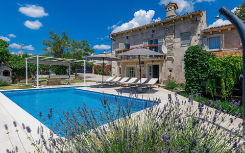 Villa Domenica: Wolke, Wasser, Pflanze, Himmel, Daytime, Eigentum, Gebäude, Schwimmbad, Azurblau, Baum
