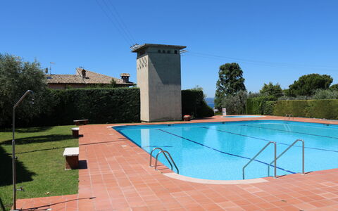 Bellavista: Schwimmbad, Eigentum, Wasser, Grundeigentum, Freizeit, Haus, Gebäude, Gras, Baum, Urlaub