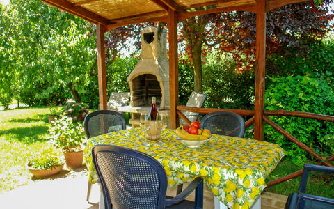 Podere Gioia: Eigentum, Tisch Im Freien, Zimmer, Gebäude, Tabelle, Grundeigentum, Terrasse, Möbel, Veranda, Haus