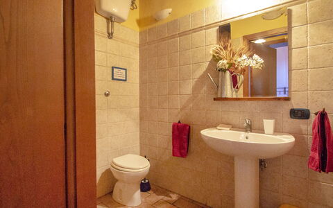 Podere Gioia: Badezimmer, Zimmer, Eigentum, Toilette, Interior Design, Armatur, Fliese, Die Architektur, Wand, Gebäude