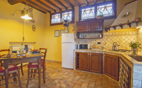 Podere Gioia: Eigentum, Zimmer, Gebäude, Küche, Möbel, Haus, Gelb, Interior Design, Grundeigentum, Countertop