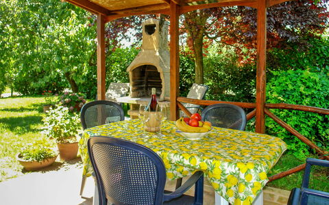 Podere Gioia: Pflanze, Möbel, Tabelle, Botanik, Stuhl, Tisch Im Freien, Schatten, Gartenmöbel, Grundeigentum, Baum