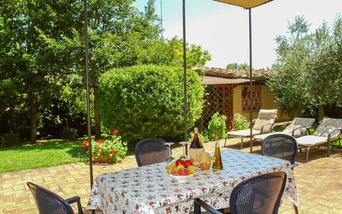 Podere Gioia: Pflanze, Tabelle, Möbel, Eigentum, Stuhl, Gebäude, Baum, Blume, Tisch Im Freien, Gartenmöbel