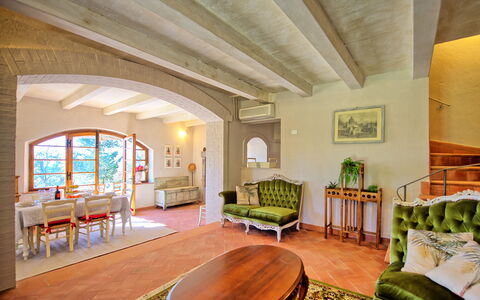 Casa Fioraie: Zimmer, Gebäude, Eigentum, Interior Design, Decke, Wohnzimmer, Möbel, Grundeigentum, Haus, Fussboden