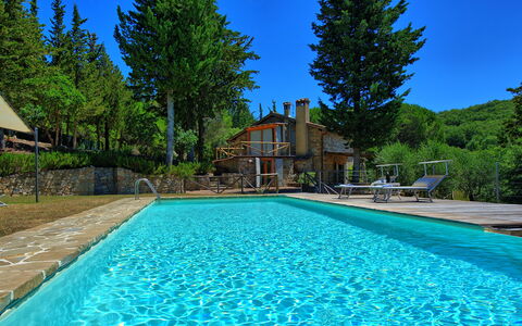 Casa Fioraie: Schwimmbad, Eigentum, Wasser, Freizeit, Natürliche Landschaft, Estate, Grundeigentum, Haus, Gebäude, Urlaub