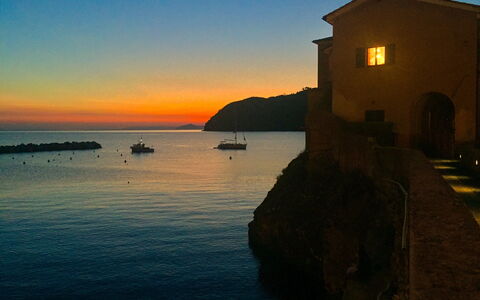 Dai Fiorentini - Apartment In Levanto: Himmel, Gewässer, Meer, Horizont, Küste, Sonnenuntergang, Ozean, Abend, Dämmerung, Morgen