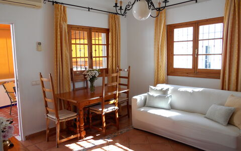 Apartamento Caracola: Möbel, Tabelle, Gebäude, Fenster, Bilderrahmen, Holz, Lampe, Komfort, Textil, Schatten