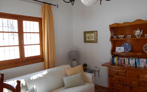 Apartamento Caracola: Möbel, Eigentum, Fenster, Couch, Holz, Textil, Interior Design, Beleuchtung, Fussboden, Schatten